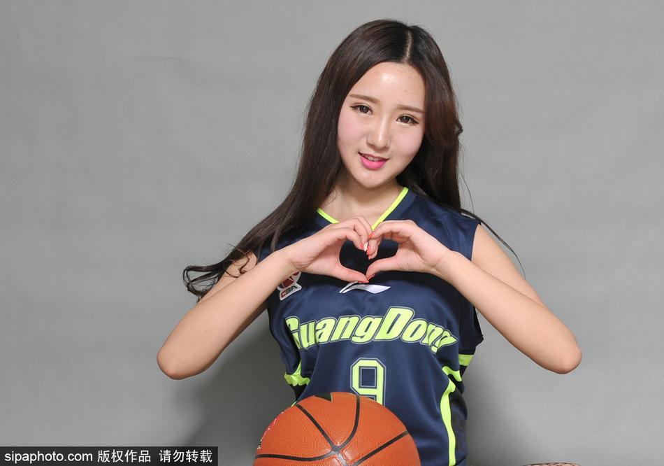 表演结束后，篮球宝贝面对镜头露出灿烂的笑容，双手在胸前比出精致的小爱心。身后的球场灯光虚化成斑斓的光斑，她脸上的汗珠和眼中的光芒，是这场青春盛宴最好的注解。