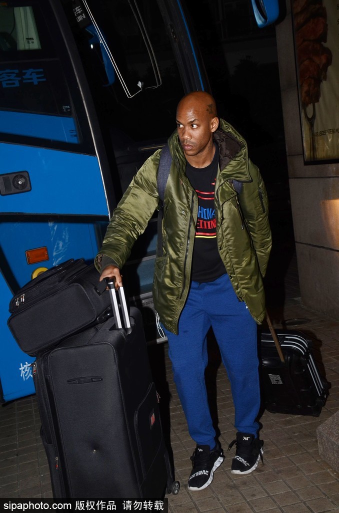 马布里走出酒店旋转门，准备踏上球队大巴。他一只手插在口袋，神态轻松，目光深邃，仿佛在思考着即将到来的对决。