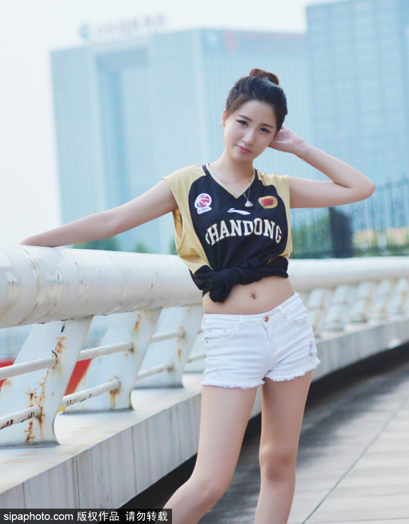 定格的动作中，姑娘们整齐划一地舞动，手中的花球在空中划出优美的弧线，闪亮的笑容与动感的身姿让整个赛场都沉浸在活力四射的氛围中。