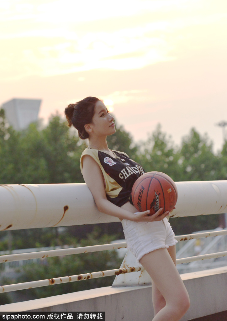 伴随着音乐的鼓点，一位队员高高跃起，身姿轻盈如燕，飞扬的发丝与自信的面庞在灯光下熠熠生辉，完美诠释了力与美的结合。