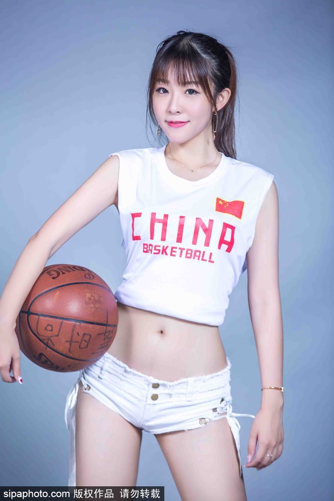 表演结束，篮球宝贝们集体向观众致意，她们脸上还挂着因运动而产生的细密汗珠，在灯光下闪闪发光，这一刻，她们与刚刚拼搏过的球员一样，都是这个赛场上最值得喝彩的英雄