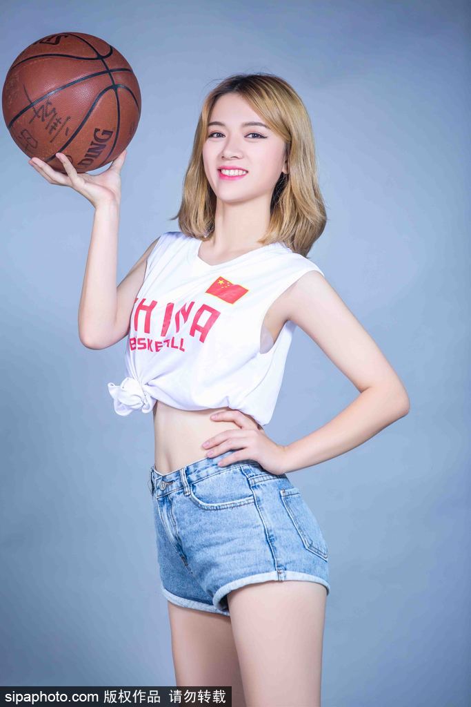 休息间隙,篮球宝贝坐在球场边,随意的坐姿依然难掩修长美腿,她轻轻抚摸着手中的篮球,眼神中流露出对这项运动的深情与热爱,画面温馨而美好。