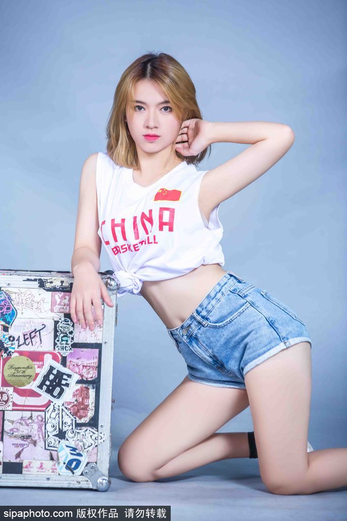 特写镜头下,篮球宝贝自信地扬起嘴角,单手轻松抓球,柔顺的长发与健康的肤色在光影下显得格外动人,展现出运动女性的独特魅力。