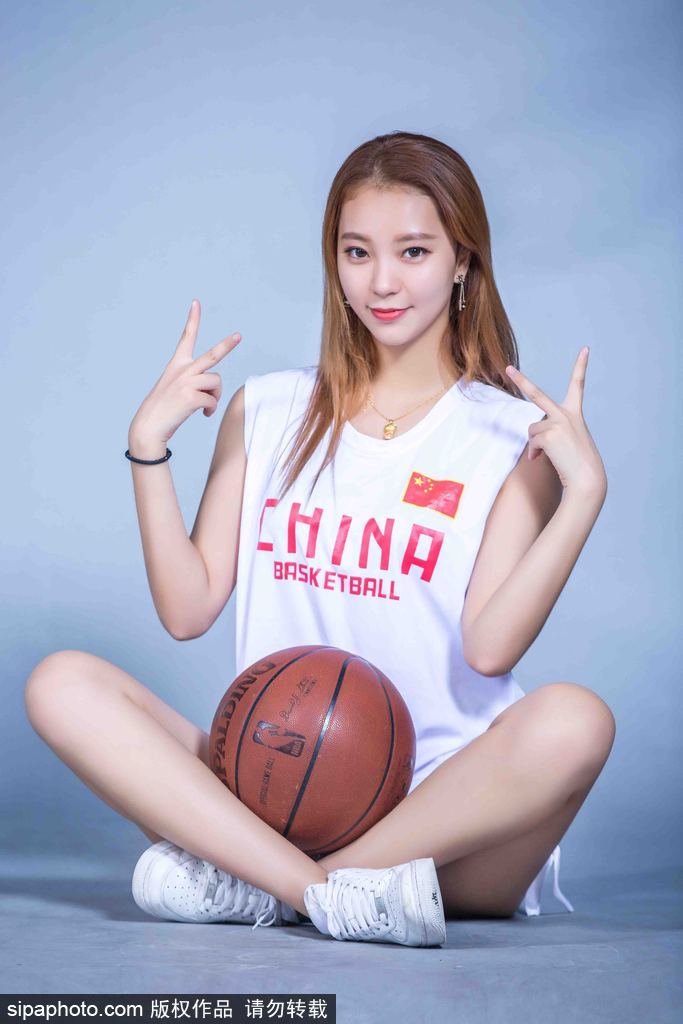 最后这张照片中，篮球宝贝坐在高脚椅上，一条腿自然搭放，将白皙修长的美腿展现无遗，整体姿态优雅从容，尽显大气之美。