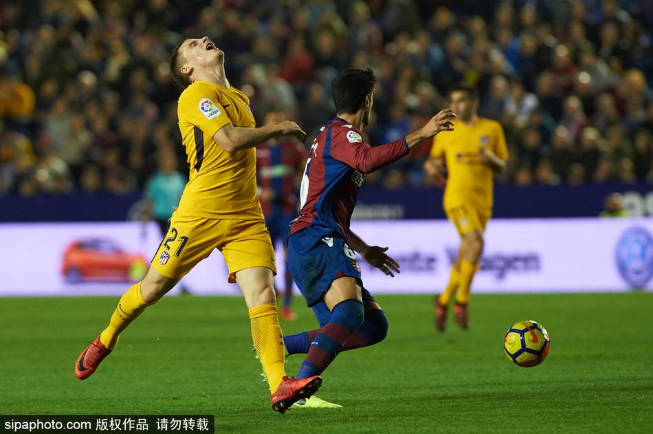 ??爵士球館大屏幕的飾面松動 熱身的球員和教練已被清出場