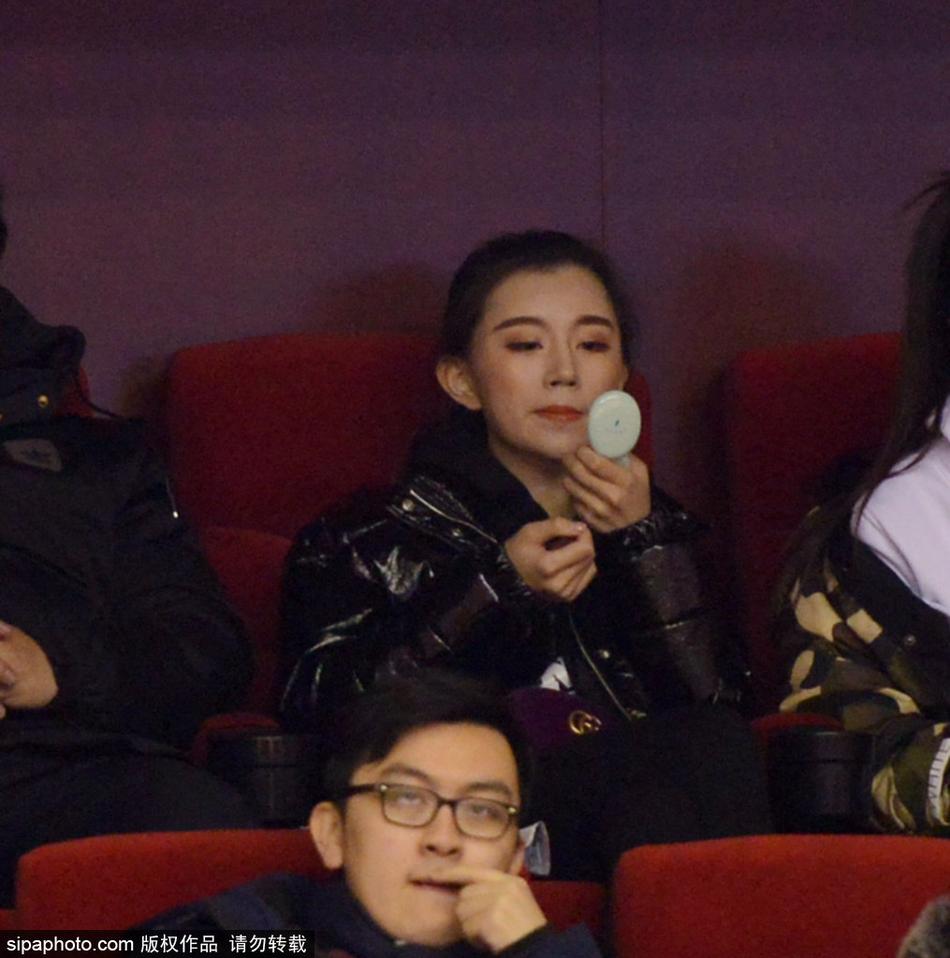 举手投足间尽显优雅，睢冉妻子在看台上露出温婉笑容，这位山东队长背后的女人，用最安静的方式陪伴着丈夫经历赛场的每一次起落。