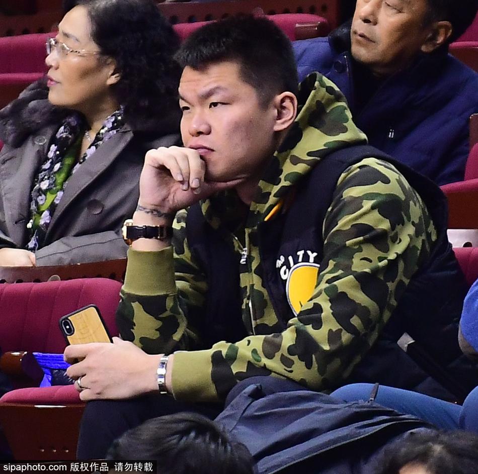 本溪体育馆的看台上，尤纳斯目光如炬地注视着场内的一举一动，身旁的朱芳雨神情专注，这对曾经的国家队师徒如今在另一个赛场边聚首。