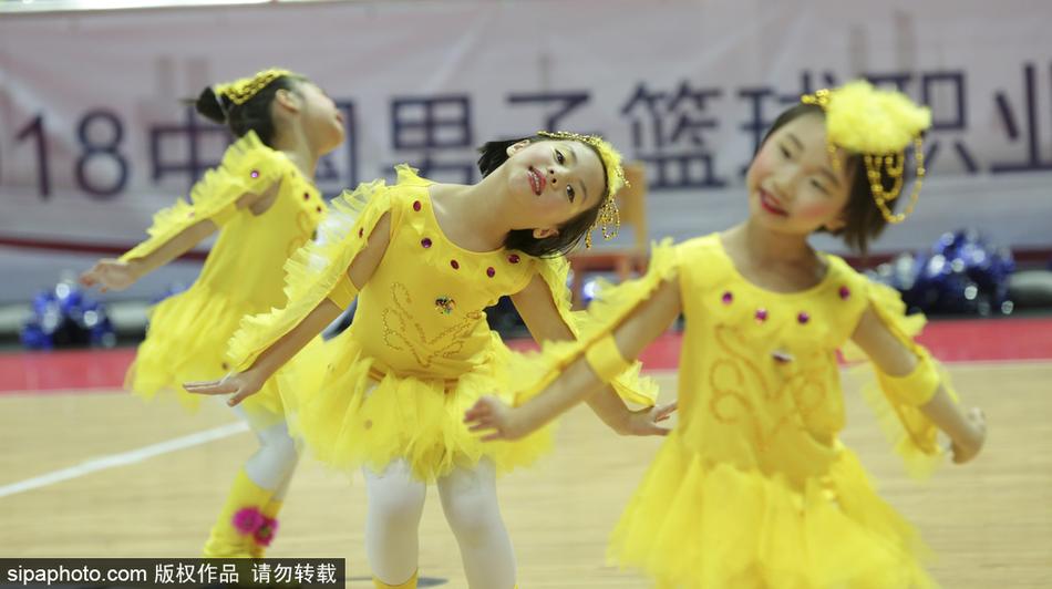 聚光灯下,一名扎着丸子头的萌娃举起双手,眼睛笑成了弯弯的月牙,那发自内心的灿烂笑容仿佛能驱散冬夜的一切寒意,比任何职业表演都更具感染力。