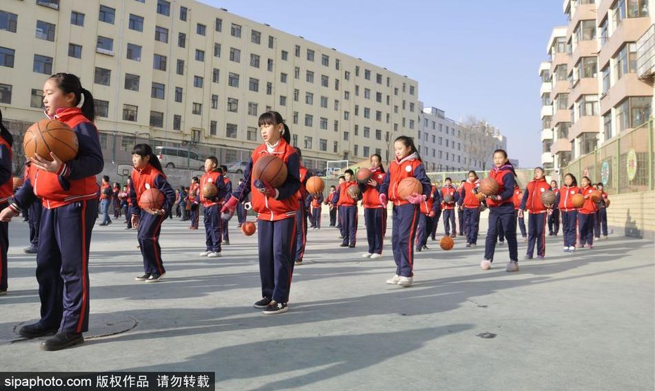 尽管寒风习习,但孩子们的脸蛋上泛着运动后的红晕,笑容灿烂。这套篮球操让他们在冬日里也能尽情享受运动带来的酣畅淋漓。