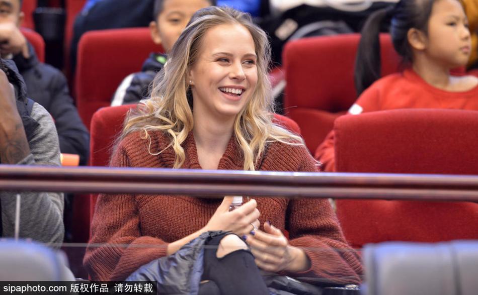 镜头拉近,莫泰女友的侧颜精致如画,高挺的鼻梁与专注的神情构成了一幅绝美的画面。她微微前倾的身体姿态,透露出对场上战局的关切,那份紧张与期待,让她不再是旁观者,而是与爱人并肩作战的亲密战友。