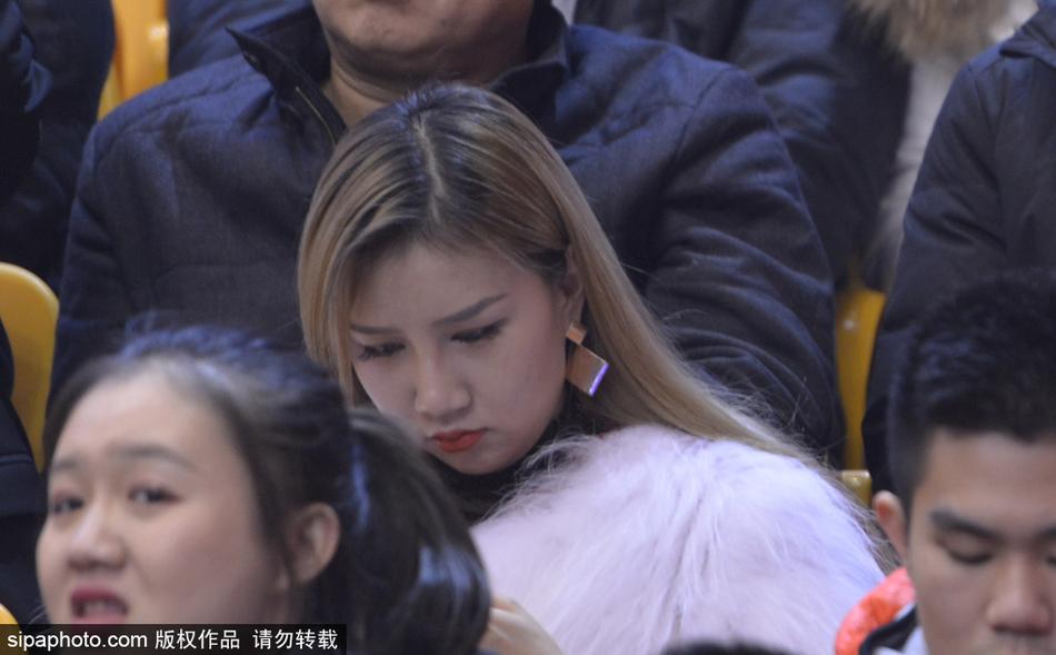 在人群攒动的看台上，一名穿着休闲运动装的女球迷被精彩的比赛逗笑，她不经意间露出的灿烂笑容如冬日暖阳，恰好被相机定格，成为这场硬仗中最温柔的花絮。