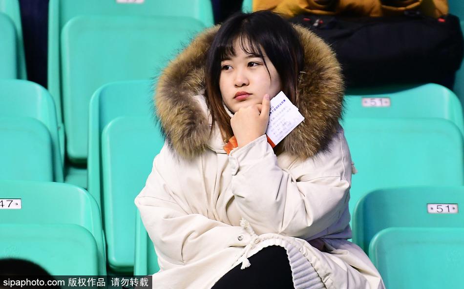 李旭和闺蜜们在看台上为辽宁队加油,她面露微笑,不时鼓掌,举手投足间散发出自信与温柔,成为激烈比赛旁一道柔和的风景线。