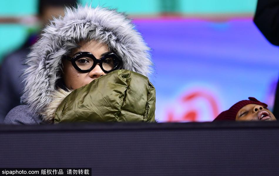 身穿厚重冬装的哈德森妻子将女儿紧紧搂在怀里，小家伙戴着小帽子睡得香甜，母亲的双手就是她最安稳的摇篮，即使是CBA的火爆战场也无法将她惊醒。