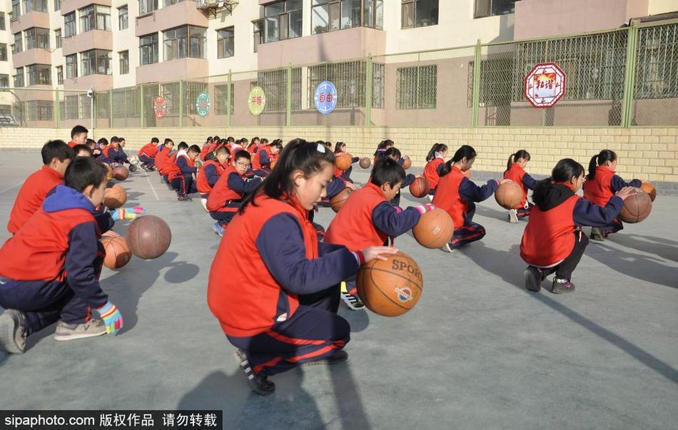 随着音乐进入高潮,孩子们突然变换队形,由方阵变为环形,篮球在他们手中仿佛汇成了一片律动的海洋,场面蔚为壮观。