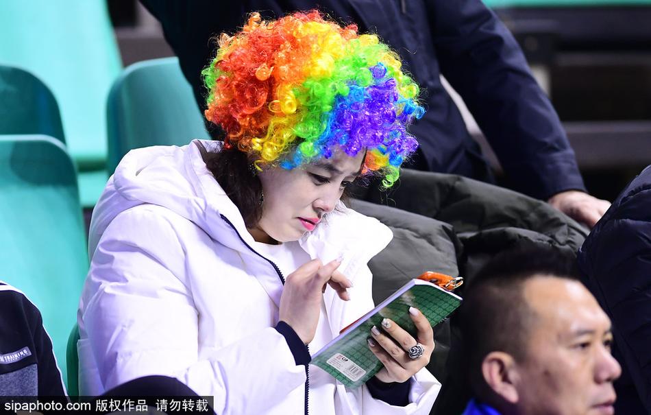 喧闹的球馆看台上,一位编着彩虹辫的女孩笑靥如花,她手中挥动着充气棒,那五彩斑斓的发色成了赛场边最独特的风景线。