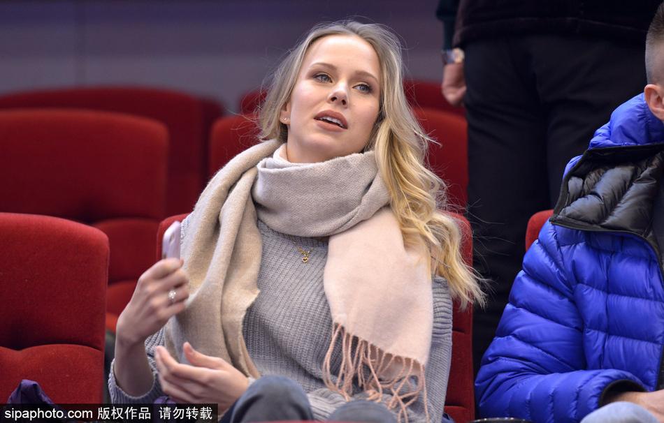 宝莲娜神情专注地盯着赛场方向,双手轻轻托腮,那份对丈夫每一次进球都充满期待的眼神,成为了冰冷看台上最温暖的守候。