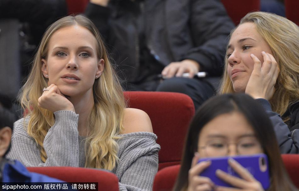 莫泰尤纳斯在场上拼抢倒地,看台上的妻子情不自禁地站起身子,双手紧握置于胸前,脸上写满了紧张与担忧