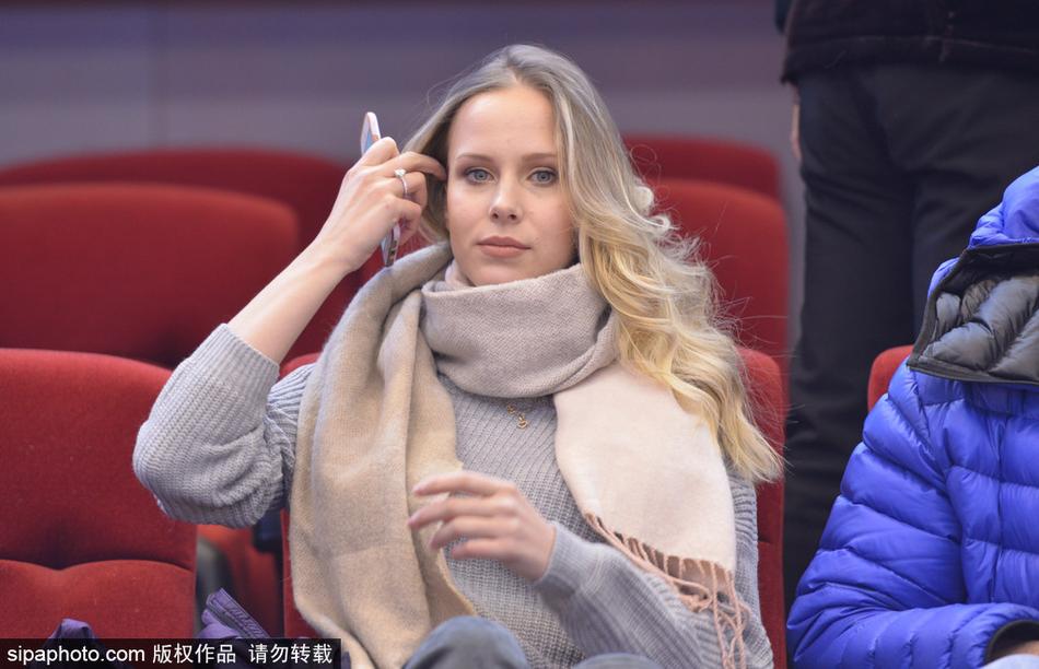 身着一袭简约时尚黑色装扮的莫泰妻子宝莲娜,在赛场看台上回眸一笑,金发如瀑,优雅气质仿佛让整个球馆的空气都凝固了。