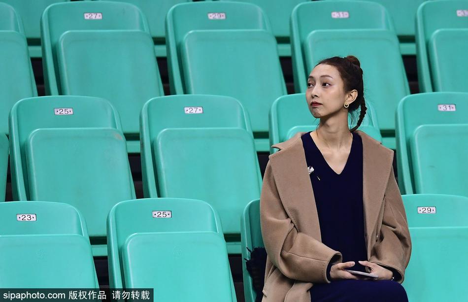 赛后，李晓旭与队友庆祝胜利，他的眼神越过人群寻找看台上的爱妻，铁汉脸上露出一丝不易察觉的柔情，这一幕温情脉脉。