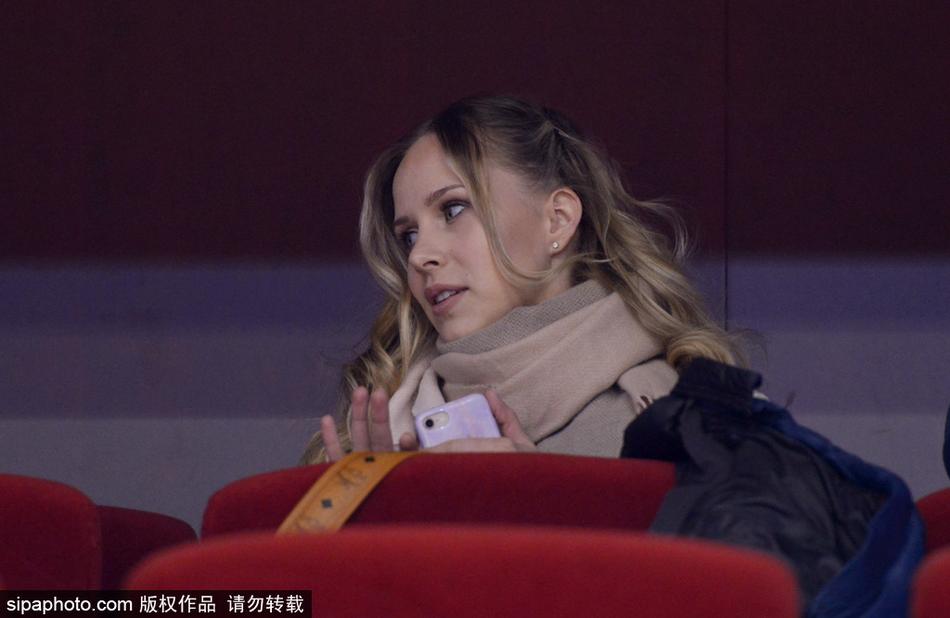 暂停间隙,莫泰尤纳斯喘着粗气望向观众席,目光穿越人群的缝隙,恰好与女友担忧的眼神相遇,两人隔空无声交流,空气里弥漫着铁血硬汉背后的脉脉温情。