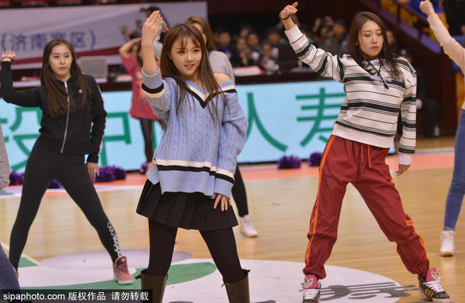 排练接近尾声，队员们肩并肩站成一排，她们手牵着手，一同向空无一人的看台鞠躬致意，虽然此刻没有观众的掌声，但她们依然用最饱满的热情完成了这场属于她们自己的演出。