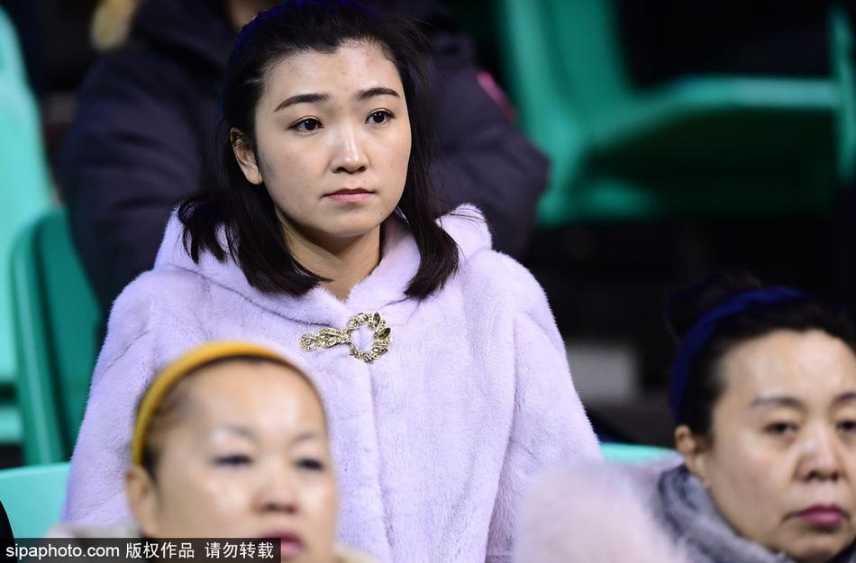 赛场边的黄金位置,几位盛装的球迷吸引了摄影师的镜头,她们身上的貂皮毛色光亮,在体育馆的灯光下泛着柔和的色泽,她们的表情随着辽宁队的每一次进攻而紧张,完美诠释了什么是‘既要风度,也要温度’的看球哲学。