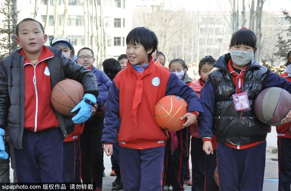 镜头拉近,孩子们的眼神专注而坚定,小小的篮球在他们手中如同听话的精灵,随着节奏在指尖和地面之间快乐地跳跃。