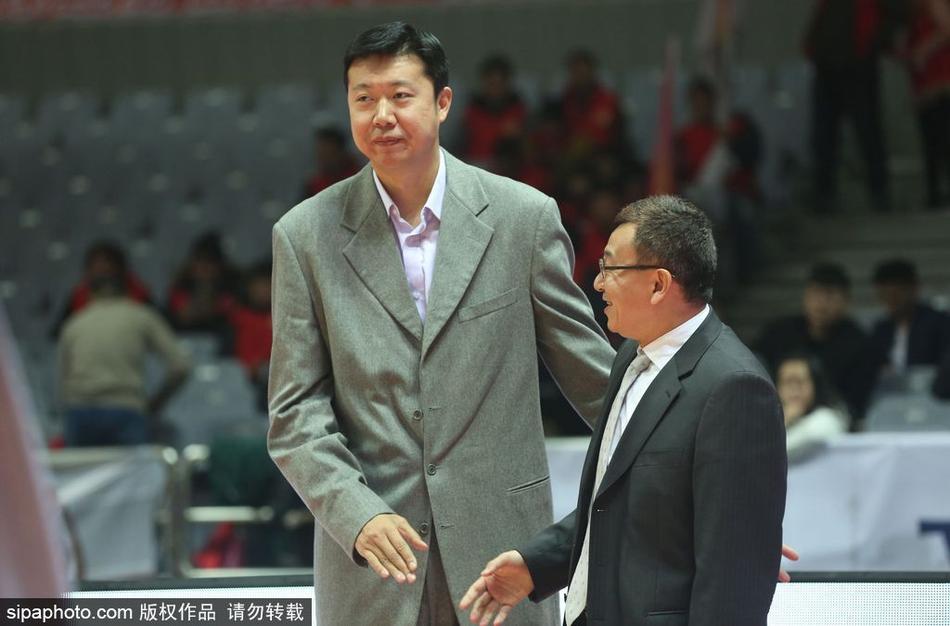 王治郅的表情柔和,凝视着眼前的范斌,眼神中既有对往昔并肩作战岁月的怀念,也有对眼前这位老友如今在教练岗位上辛勤付出的敬意。他的姿态沉稳,八一队深厚的底蕴仿佛就刻在他的举手投足之间。
