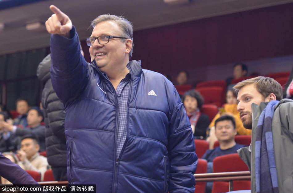 场边指挥的山东队主帅凯撒激情四溢,他大手一挥,指挥着球队的攻防节奏,身后的巨大比分牌显示着山东队的领先优势。