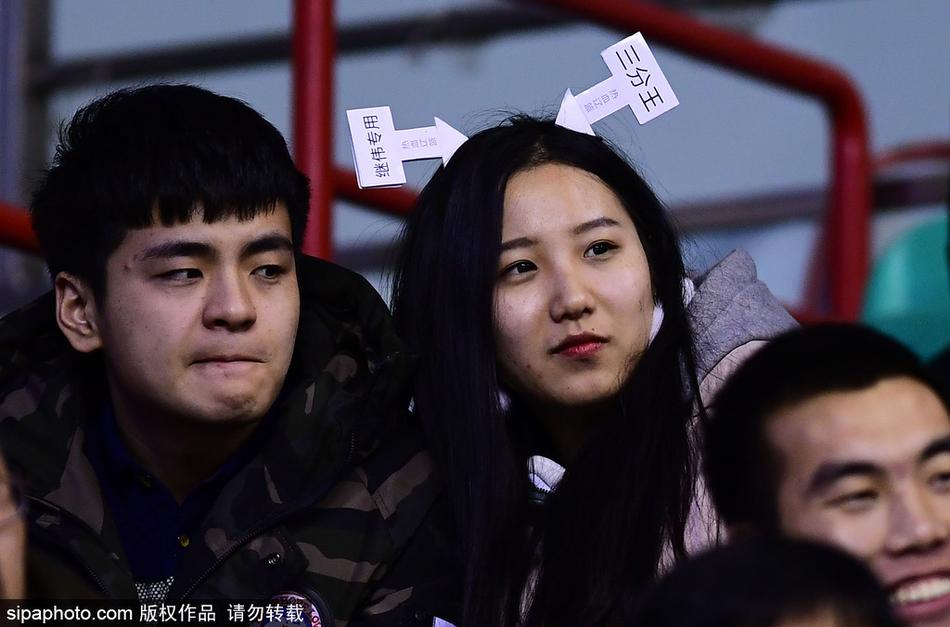 这位戴着精致耳饰的女球迷在比赛间隙露出了灿烂的笑容,或许是被现场吉祥物的搞怪动作逗乐,又或许是为辽宁队的出色发挥感到由衷的欣喜。她的笑容极具感染力,仿佛让整个球馆的温度都上升了几度。