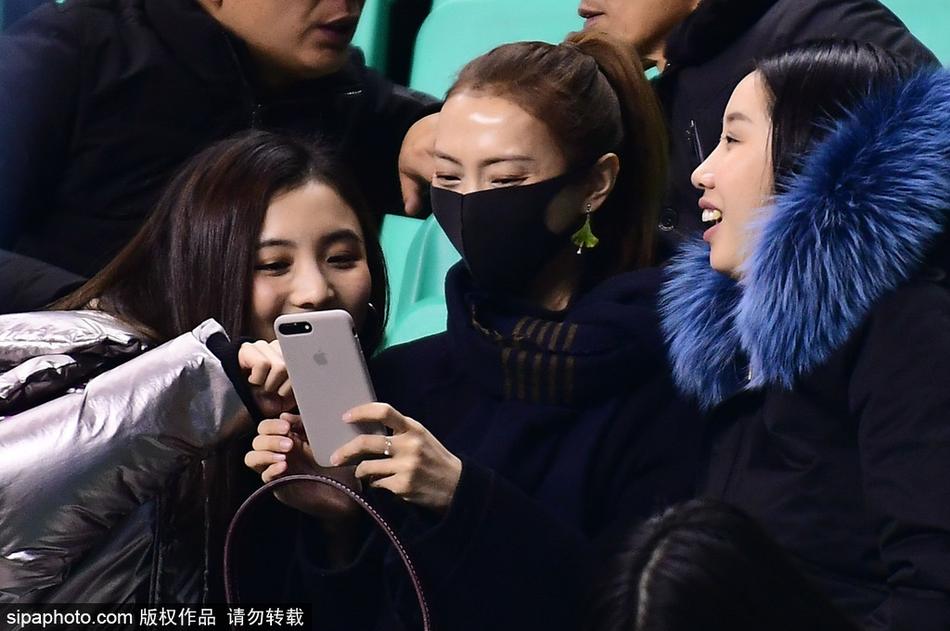 看台上的李旭神情专注,当李晓旭打进精彩进球时,她难掩激动之情起身鼓掌,美丽的脸庞上洋溢着自豪与喜悦。