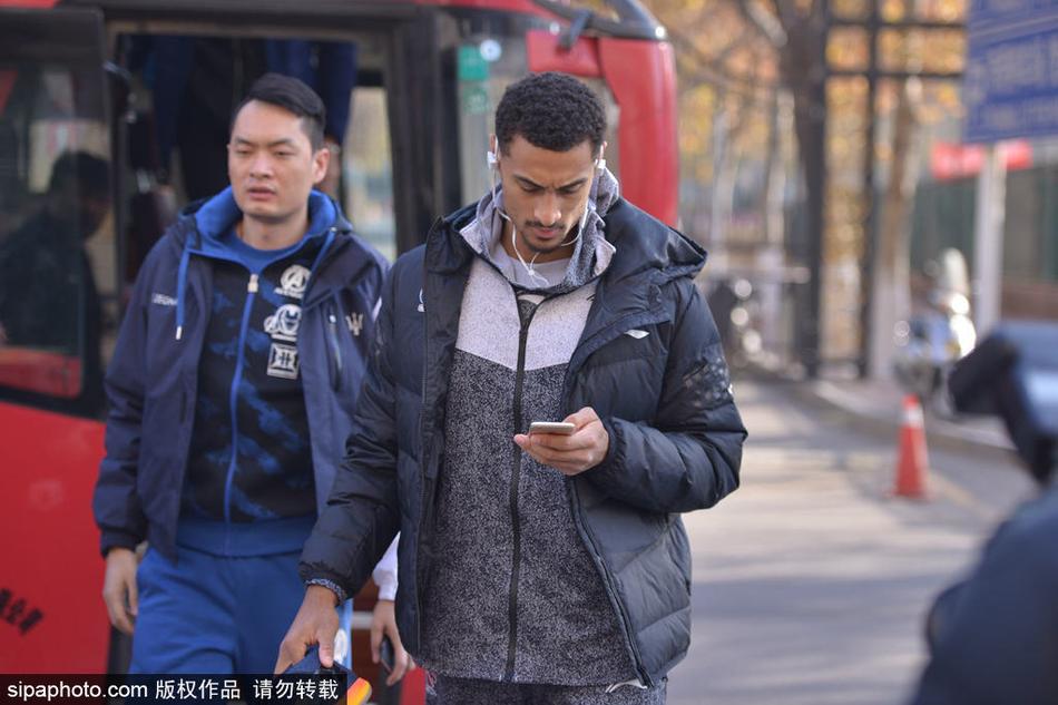 周鹏在训练中边线运球观察队友跑位，神情自若，彰显队长在队伍中的核心领导作用。