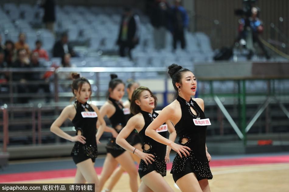 在八一队一次精彩的进攻得手后，啦啦队适时登场。女孩们整齐地侧身站立，手举金色的花球指向天空，仿佛在为刚刚那记精彩的进球喝彩。她们的表演与比赛节奏紧密相连，真正做到了与球队同呼吸。