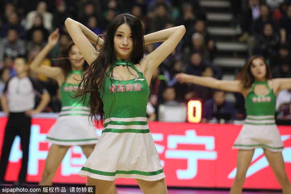 表演结束后,啦啦队员们面带微笑向观众席致意,她们青春洋溢的身影与身后巨大的辽宁队徽交相辉映,定格了那个赛季主场最动人的瞬间。