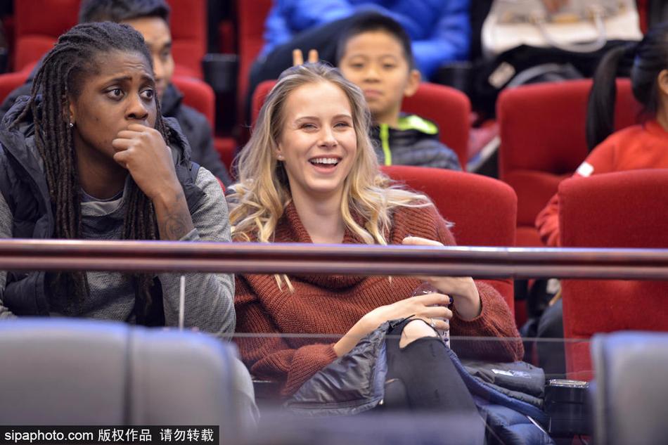 在济南的冬日寒夜里,莫泰尤纳斯金发碧眼的爱人宛如一缕温暖的阳光,她身披时尚冬装,安静地坐在看台上,目光越过人群,满含柔情与骄傲地追逐着球场上那个高大的身影。