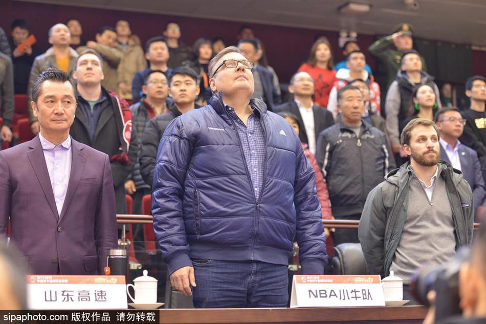 看台之上,小尼尔森目光如炬,紧盯着场上飞奔的丁彦雨航,手中的笔随时准备记录下每一个闪光瞬间。