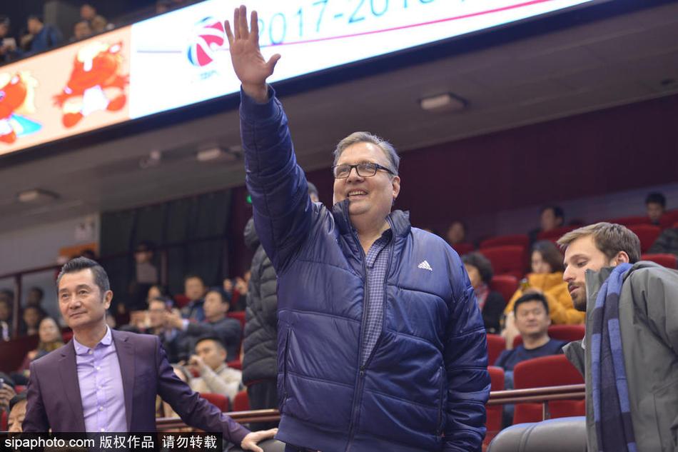 面对八一队身高臂长的防守者,丁彦雨航毫无惧色,他高高跃起,在空中调整姿态,准备用一记标志性的急停跳投终结进攻。