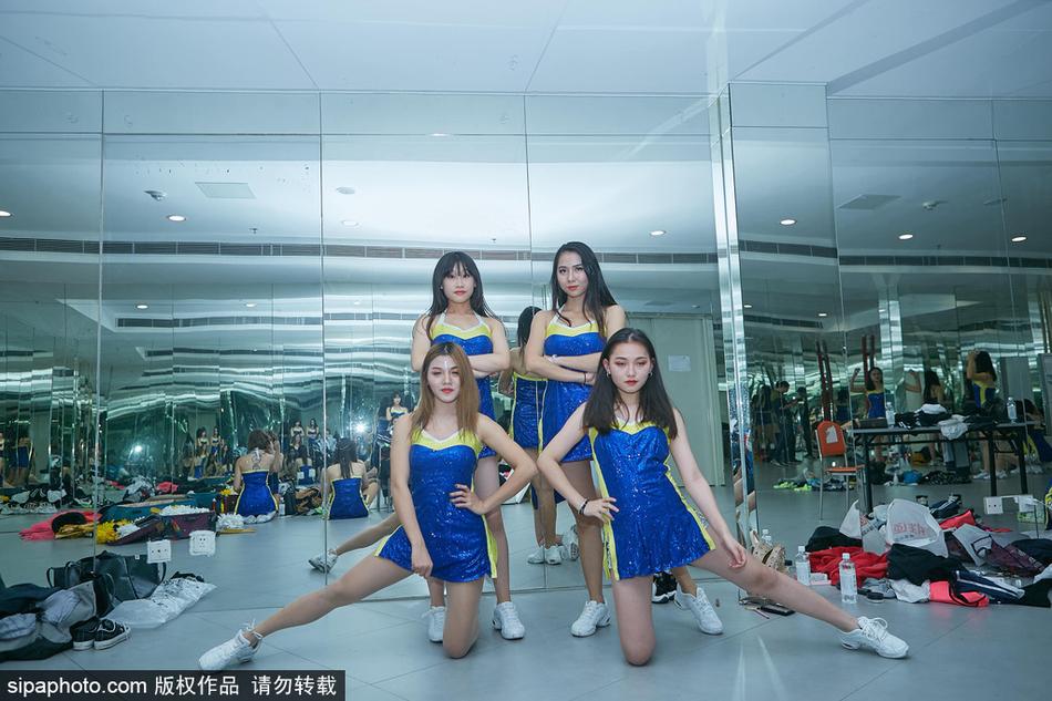 收官造型排练，队员们分列两侧纵身跃起，金黄色花球如麦浪翻涌，在午后光线的映衬下洋溢着青春的无限活力