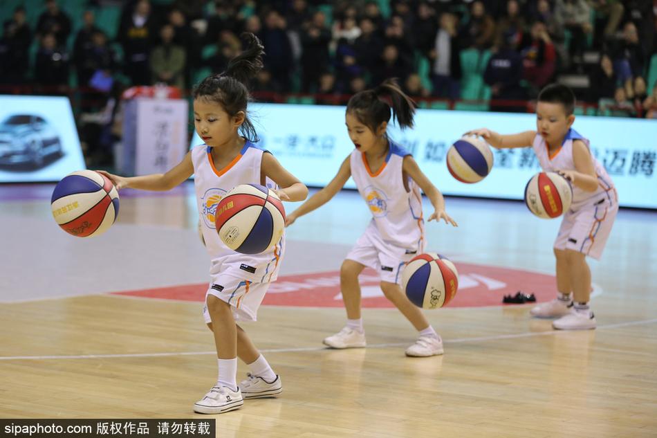 表演接近尾声,孩子们摆出终结造型,齐齐指向记分牌,仿佛在说“比赛现在由我们掌控”,那副人小鬼大的模样引得全场观众开怀大笑。