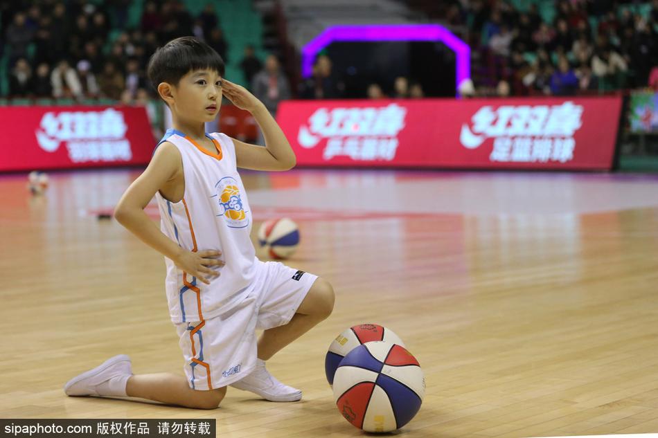 队形变换瞬间,萌娃们围成一个圈,中间一个小个子男孩高高抛起篮球,周围所有孩子仰头望球,脸上写满了期待与惊喜,画面充满了童趣和动感。