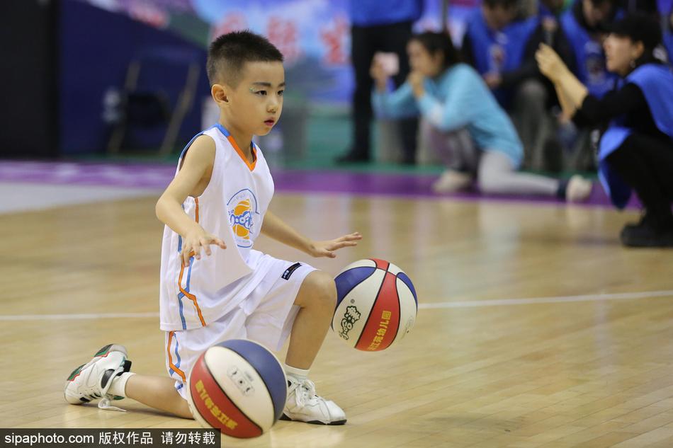 退场时,几个萌娃手牵手向观众挥手告别,走在最后的一个小不点还回头对着镜头比了个大大的“耶”,天真烂漫的笑容治愈了现场每一个人。