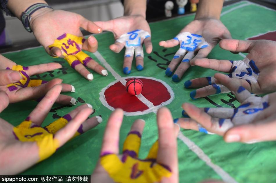 比赛似乎进入了白热化阶段,一名同学紧锁眉头,用指尖死死卡住对方的‘进攻路线’。他身旁的队友则伺机而动,准备进行‘空中接力’。周围观众的目光紧紧锁定在他们灵动的指尖上,整个画面充满了竞技体育特有的紧张感与凝聚力。