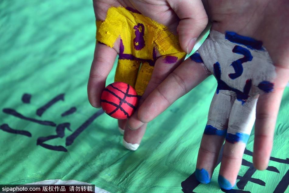 活动结束后,几位策划者围在他们亲手制作的微型球场旁合影留念。每个人的脸上都洋溢着灿烂的笑容,他们举起涂着颜色的手指,仿佛在庆祝一场伟大比赛的胜利。那个凝聚了他们无数创意和汗水的迷你球场,在阳光下显得格外精致可爱。