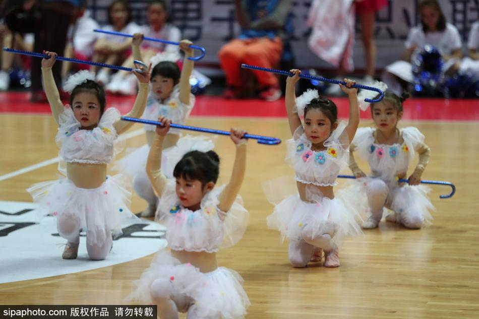 镜头拉近，一位篮球宝贝眼神明亮，嘴角上扬，手中的拐棍在她身侧划出一道优美的弧线，甜美的气质让人移不开眼。