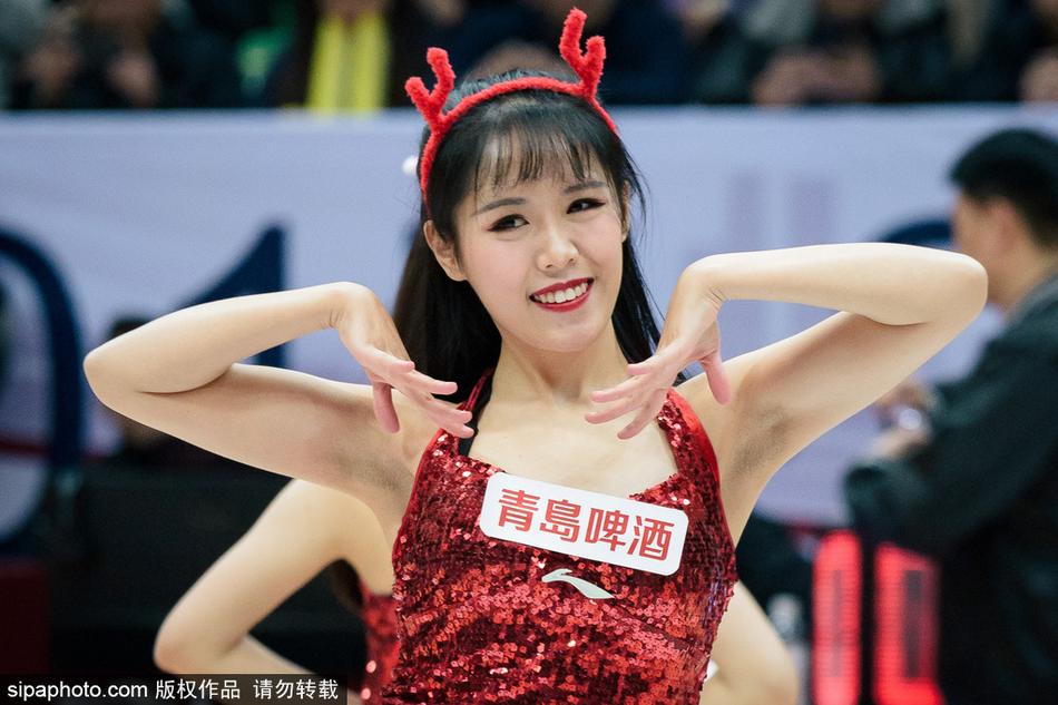 身穿红白相间活力队服的篮球宝贝,在赛场中央随着强劲节拍尽情舞动,高扎的马尾辫甩出青春弧度,笑容比场馆灯光更璀璨。