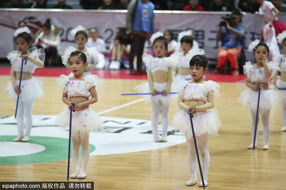 可爱的篮球宝贝们扎着俏皮的丸子头，双手撑着彩色小拐棍，脸上洋溢着甜美的笑容，仿佛一群从童话里跑出来的小精灵。