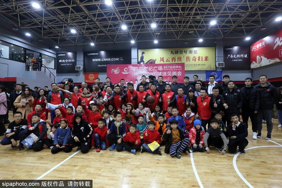 王治郅面带微笑,耐心地为每一位翘首以盼的球迷在篮球和球衣上签下名字,举手投足间尽显名宿风范。