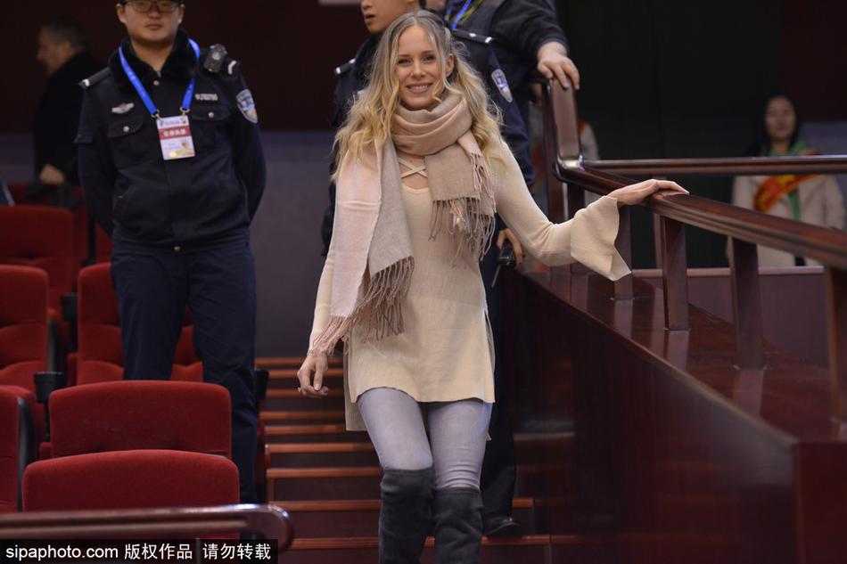 在济南夜晚的璀璨灯光下,莫泰尤纳斯那位金发及肩的美丽女友端坐于看台,嘴角挂着甜蜜的微笑,仿佛是将整座球馆的钢铁意志都融化成了绕指柔。