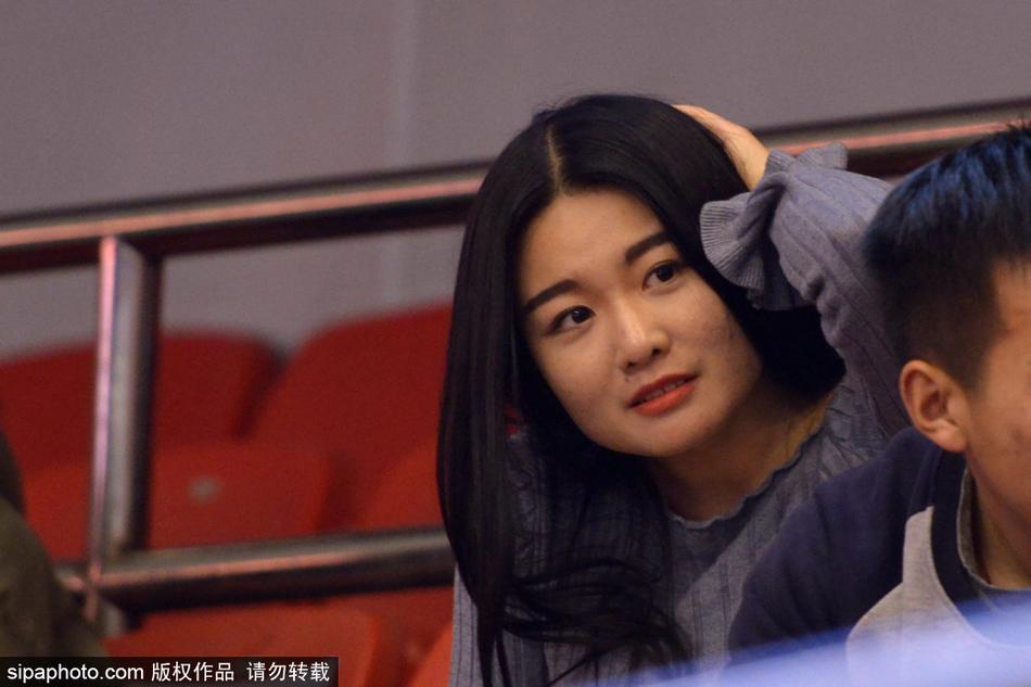 比赛进入白热化阶段，一名戴着眼镜的温婉女球迷双手拢在嘴边，正在纵情呐喊助威，她脸上贴着山东队的小贴纸，清纯的气质与狂热的激情形成了极具感染力的反差萌。