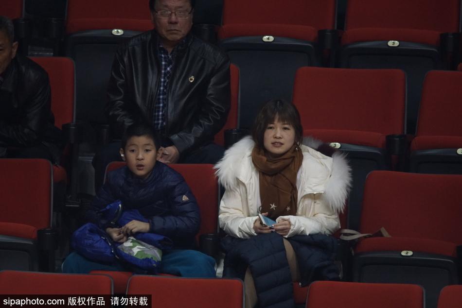 看台上的美女观众不经意间成为了镜头的焦点,她戴着标志性的圆框眼镜,面庞清秀,在略显昏暗的观众席中显得格外醒目,眼神中流露出对比赛的专注与好奇。